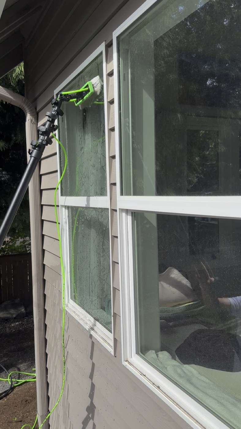 Professional squeegee window cleaning on Portland area home